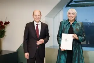 Bundeskanzler Olaf Scholz und Staatsministerin Claudia Roth bei der Ernennung
