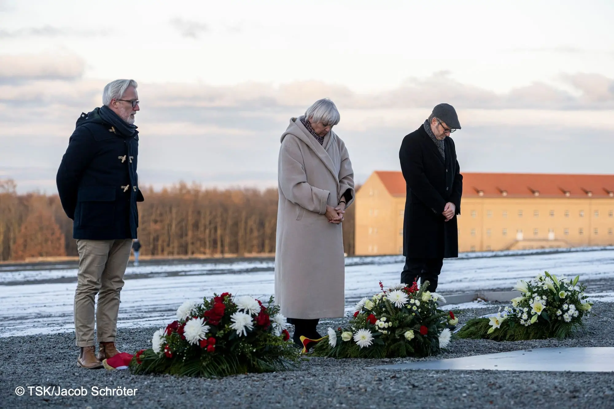 Kulturstaatsministerin Claudia Roth bei der Kranzniederlegung in der Gedenkstätte Buchenwald
