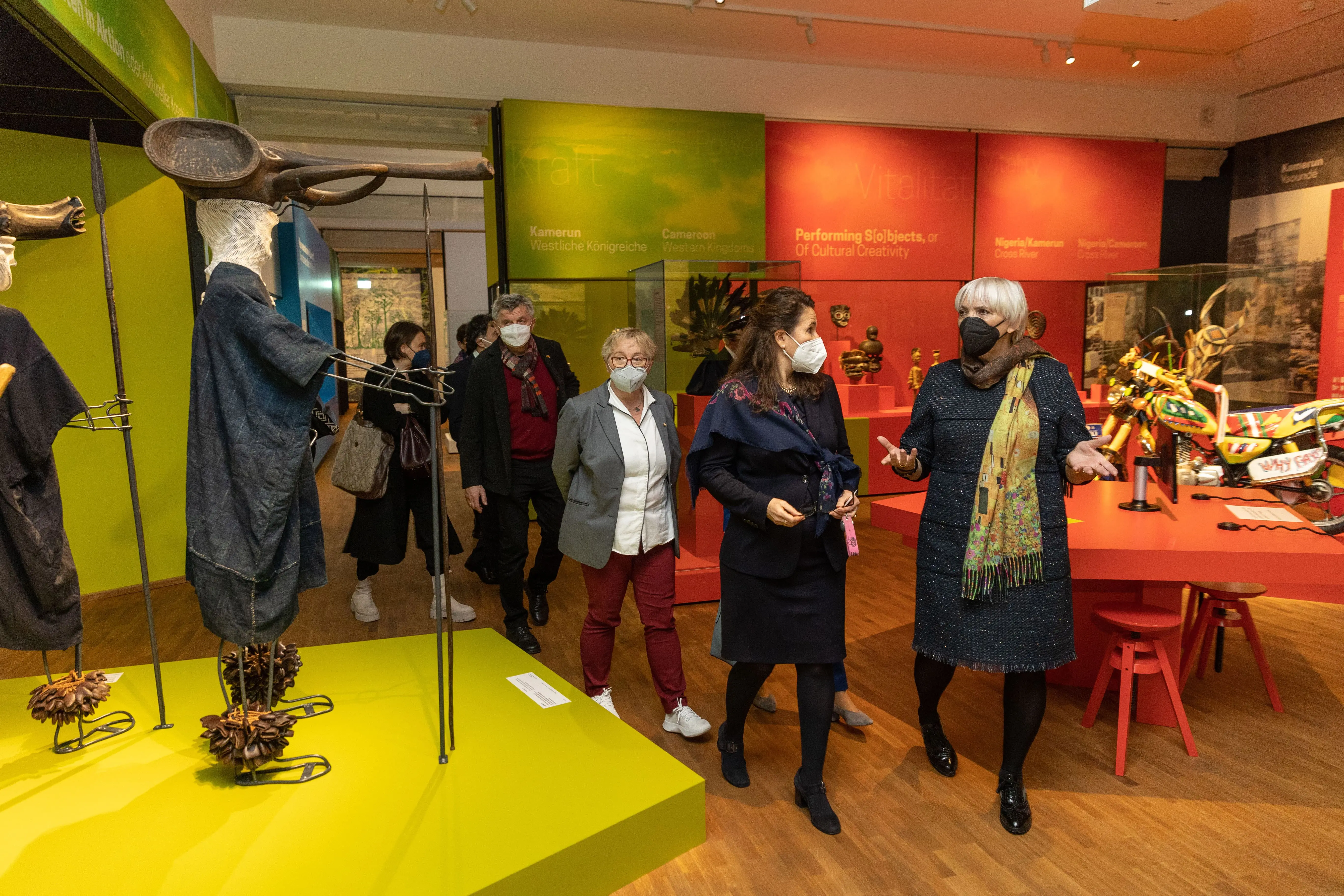 Kulturstaatsministerin Roth beim Gang durch die Ausstellung „Schwieriges Erbe“ im Linden-Museum