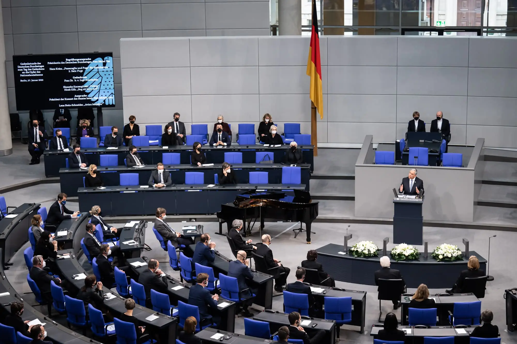 Der israelische Parlamentspräsident Mickey Levy spricht bei der Gedenkstunde für die Opfer des Holocaust im Deutschen Bundestag