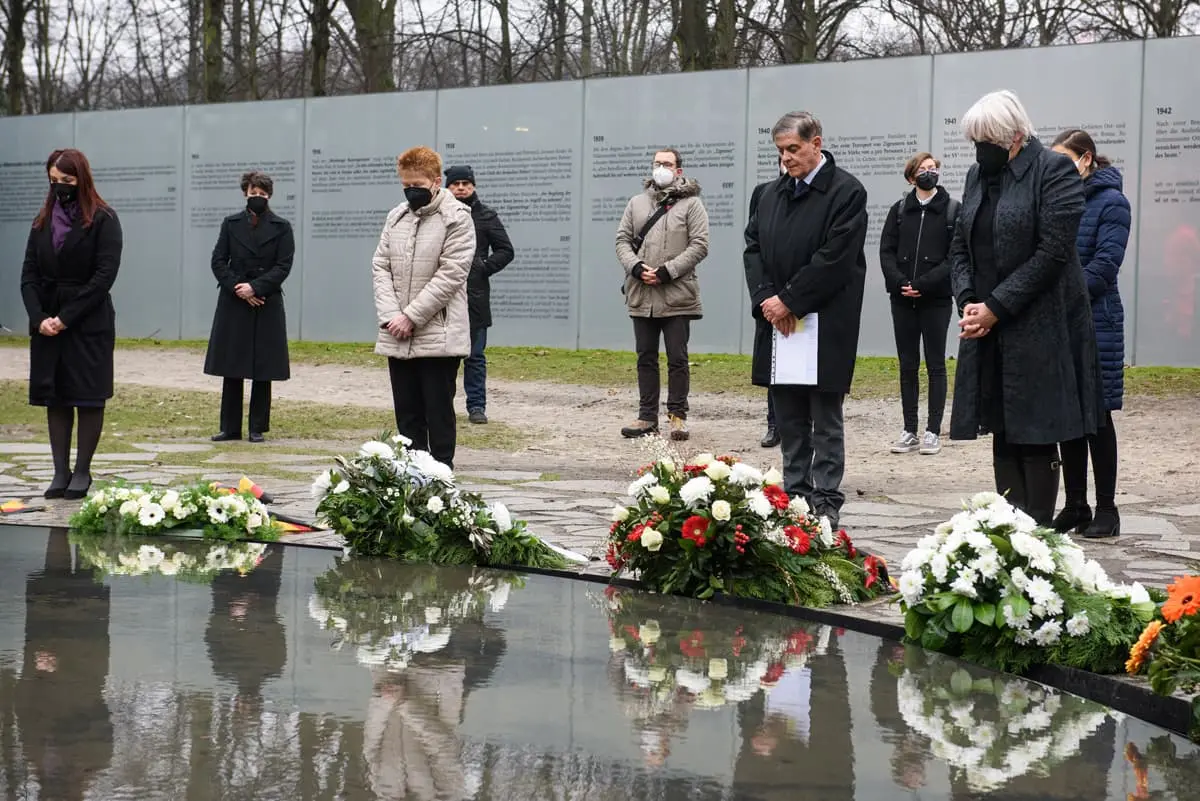 Kulturstaatsministerin Roth am Denkmal für die im Nationalsozialismus ermordeten Sinti und Roma Europas