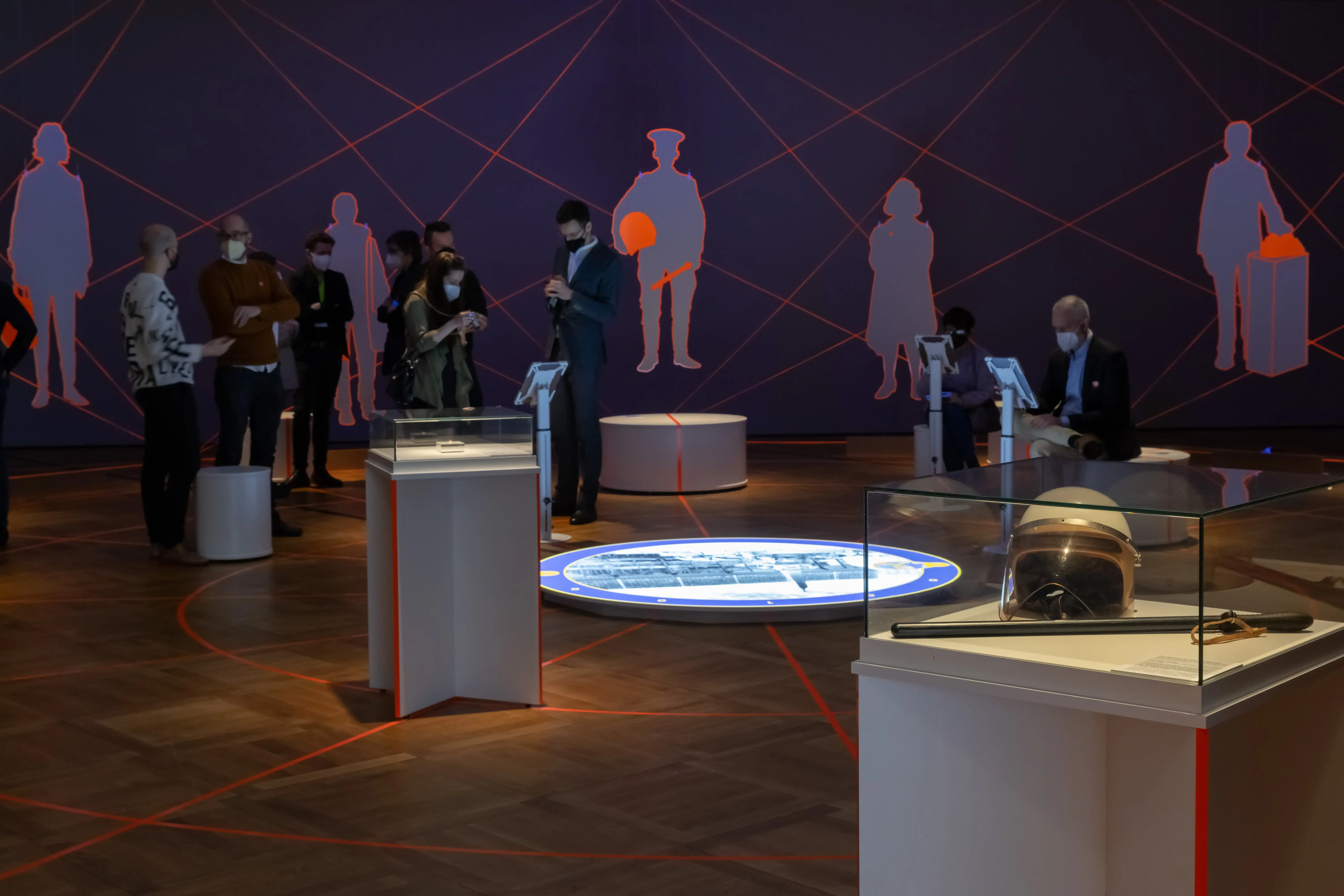 Die Gamestation „Leipzig ’89 – Revolution reloaded” und Ausstellungsvitrinen mit Objekten im Deutschen Historischen Museum
