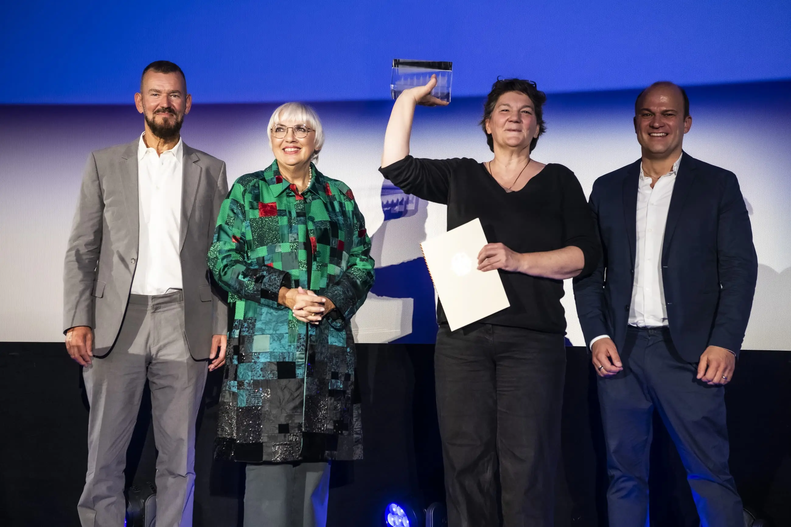 Kulturstaatsministerin Roth mit Gewinnern der Kinoprogramm- und Verleiherpreise