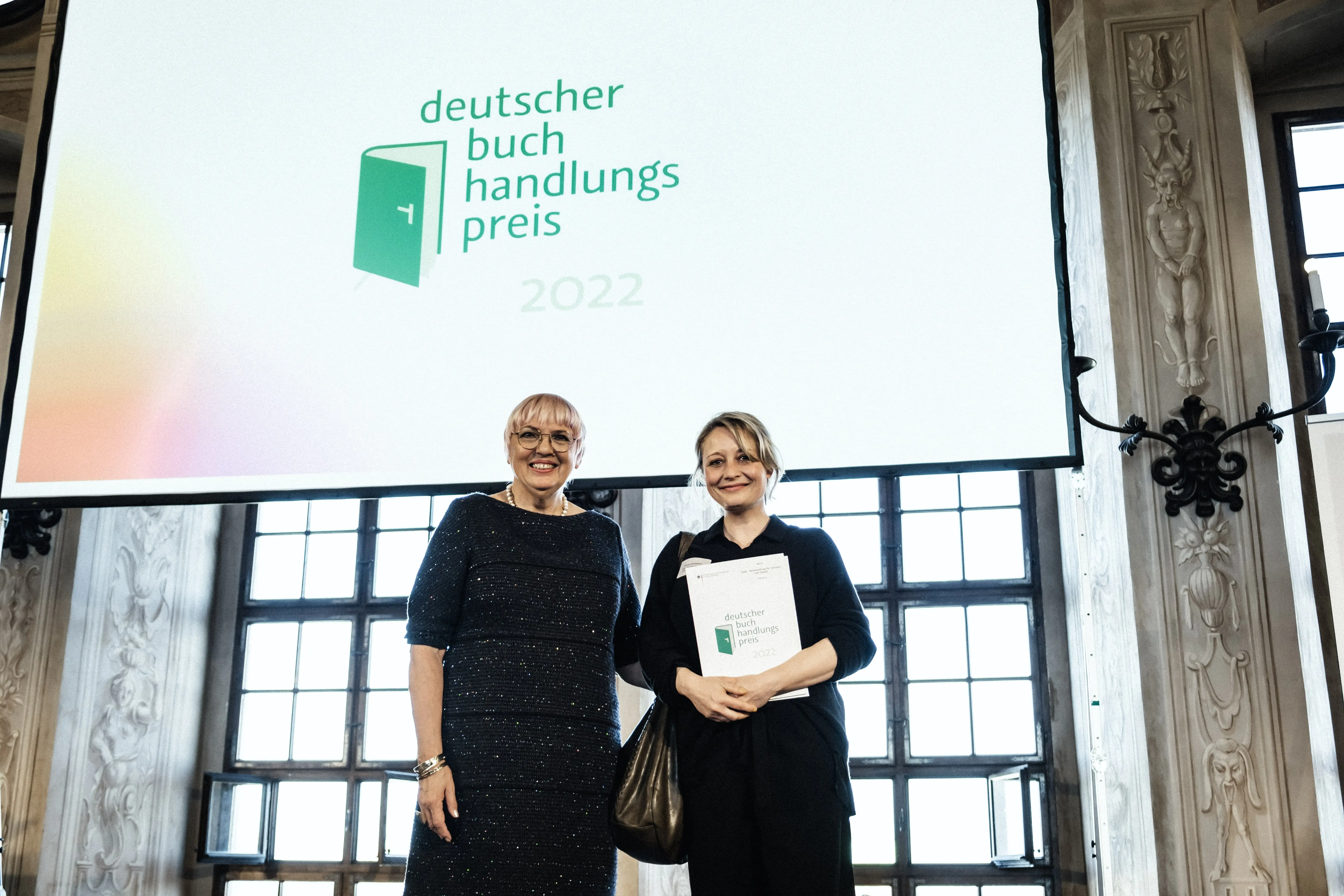 Kulturstaatsministerin Roth mit einem der Preisträger des Deutschen Buchhandlungspreises