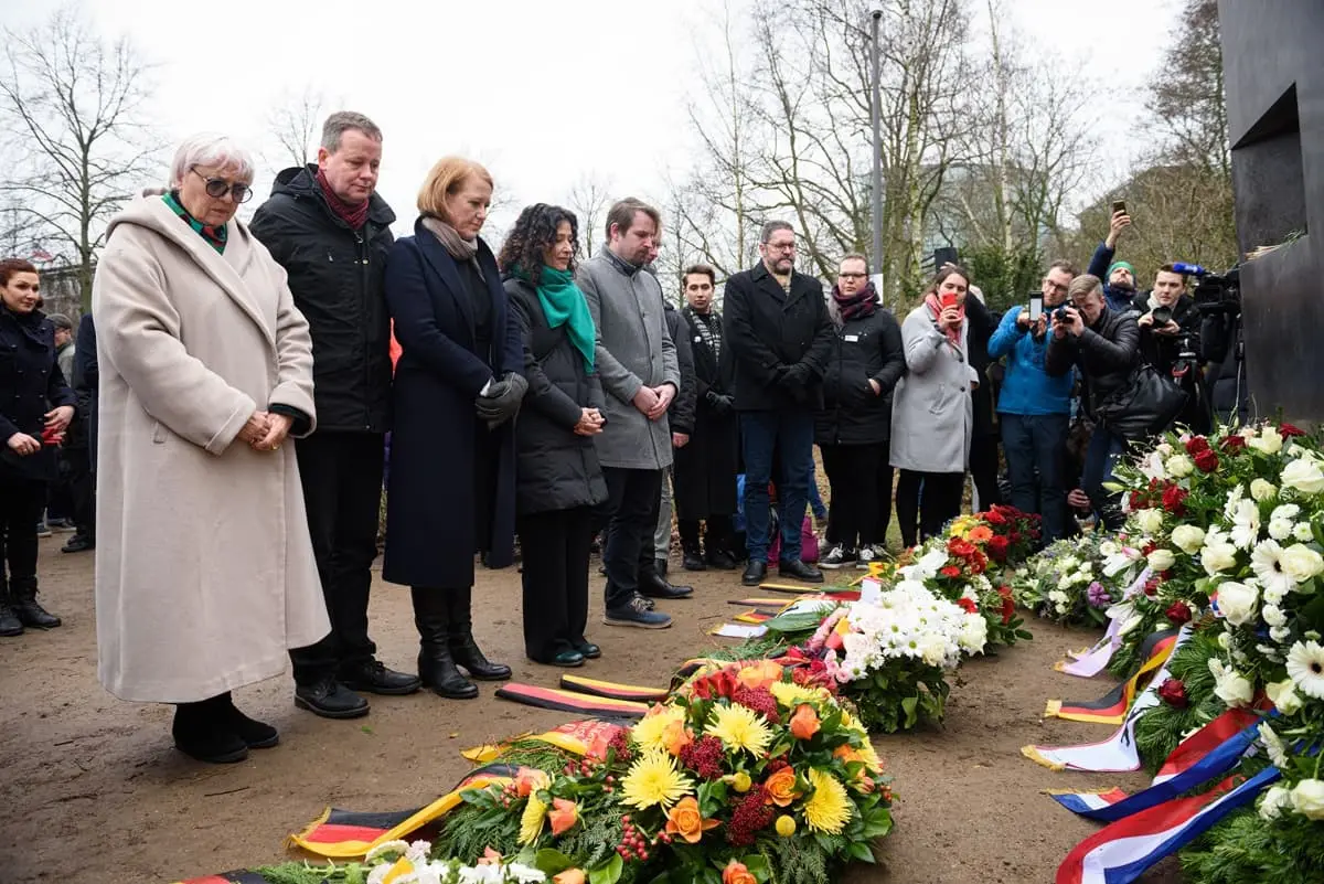 Kulturstaatsministerin Roth gedenkt am Denkmal für die im Nationalsozialismus verfolgten Homosexuellen der Opfer.