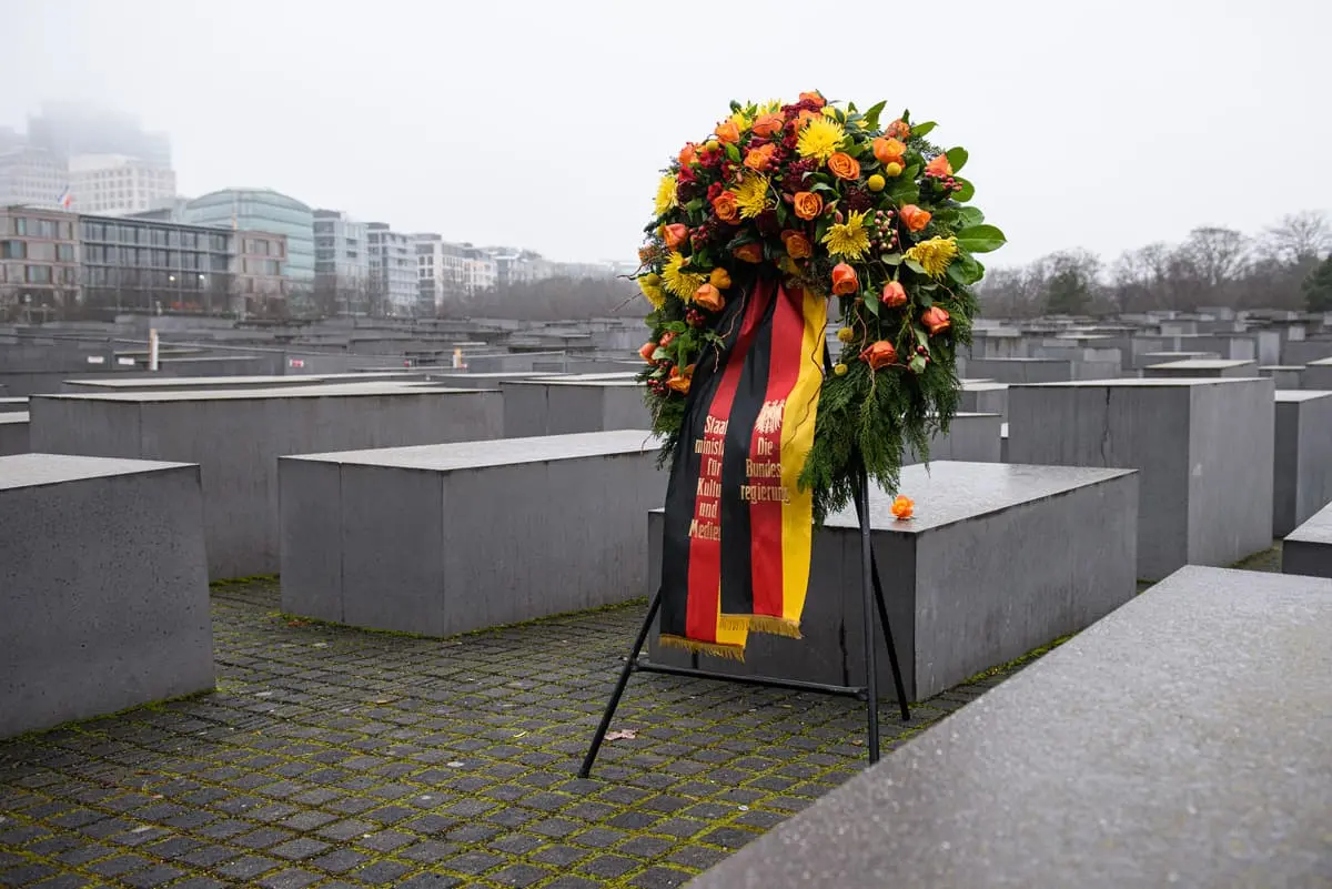 Kulturstaatsministerin Roth gedenkt am Denkmal für die im Nationalsozialismus ermordeten Juden Europas der Opfer.